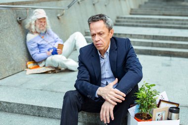 Merdivenlerde oturan ofis müdürü görevden alındı