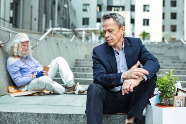 Dışında oturan emekli teknik mühendis