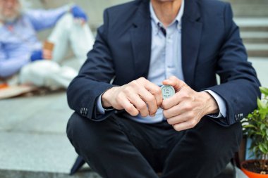 Koyu takım elbise holding para elinde giyen ofis müdürü