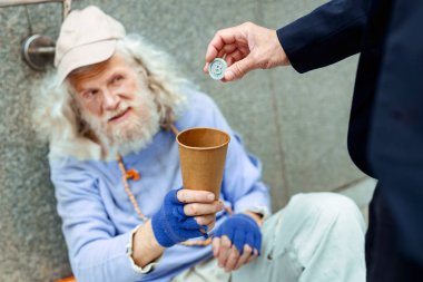 Sempatik insan evsiz belirteciyle underground için sağlama.