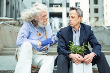 İyi kalpli hippi adam destekleyen office Yöneticisi ateş