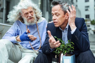 Garip bir şekilde aramak için aktif olarak konuşan duygusal ateş adam hippi