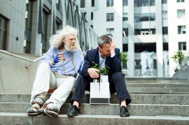 Usta Yöneticisi kafasını tutarak reddetti