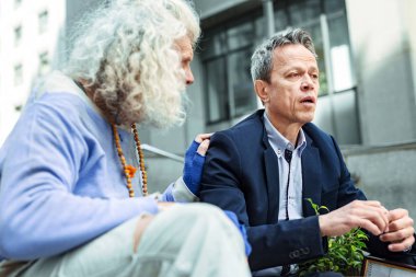 İyi kalpli hippi adam duygusal yabancı yatıştırıcı