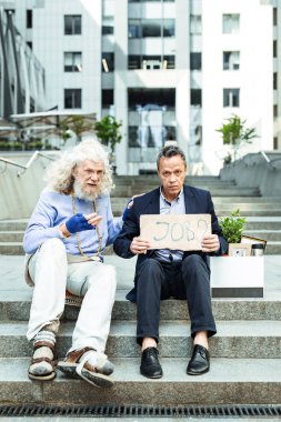 Gri saçlı adam dava özel ait ile görevden