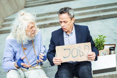 Ofis müdürü görevden sonra çapraşık duygu gözlüklü