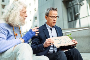 Hippi sokak adam üzgün ateş adam bira sunan