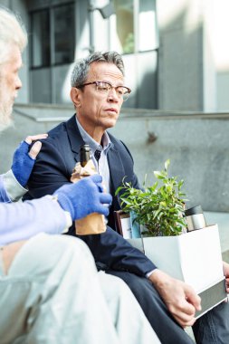 İçki bira uzun saçlı hippi ışık giyiyor elbise