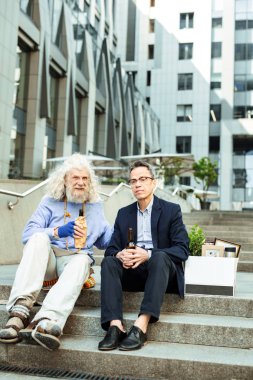 Adam gözlük sarılma lime lime mavi eldiven giymiş hippi