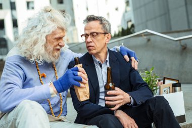 Office adam gözlüklü bira içiyor bitmiştir