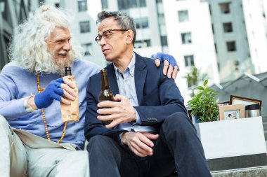 Sadece bira içme bardaklarda depresif adam ateş