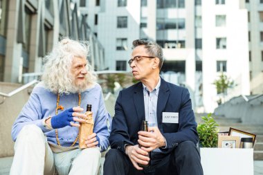 Garip hippi sokak adam sadece katılmadan ofis çalışanı işten