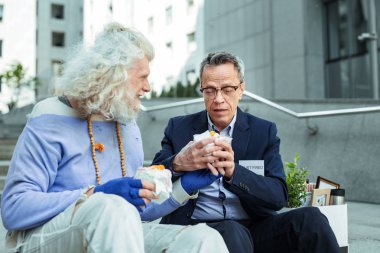 Ofis işçi harcama öğle yemeği zaman eski hippi arkadaşımla reddetti