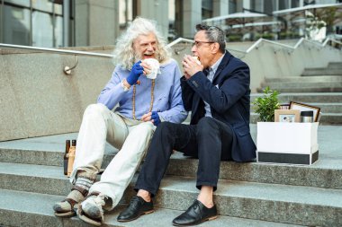 Ofis çalışanı ile sokak hippi görevden sonra iletişim