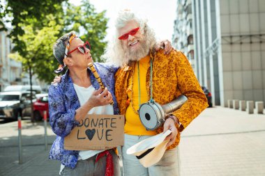 Hippi arkadaşı sarılma yaşlı çiçek çocuk