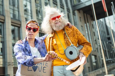 Mızıka birlikte oynayan iki ışınlama hippiler