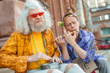 İki yaşlı çiçek çocuk sokak performanslarını zevk