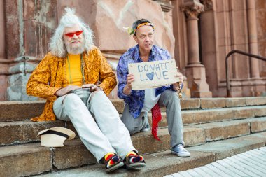 Uzun saçlı hippi renkli giyen çorap çizgili