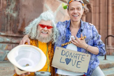Sokak hippi müzisyenler geniş gülümsüyor