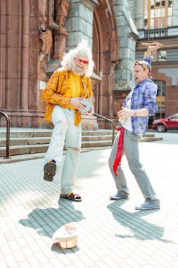 Birlikte dans ederken memnun hissediyorum iki çiçek çocuk