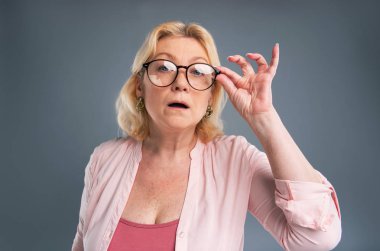 Büyüleyici kadın kıdemli onun gözlük ayarlama