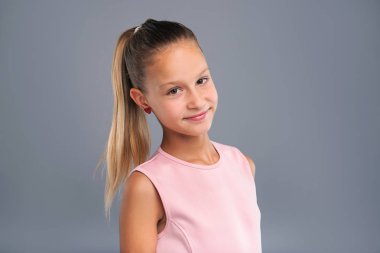 At kuyruğu ile bir çok genç kızın yakın çekim