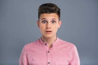 Geniş gözlü bakarak hoş genç çocuk