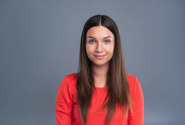 Kırmızı bluz güzel esmer kadın portresi