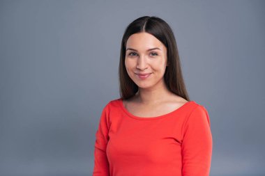 Kırmızı kazak çok gülümseyen genç bir kadın portresi