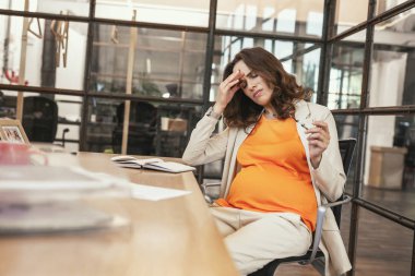 Kasvetli hamile CEO'su having baş ağrısı