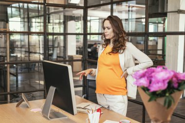 Ciddi hamile CEO'su hatırlatarak zamanlama