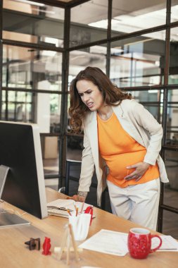 Hamile CEO'su acı çekmekten kas kramp vurguladı