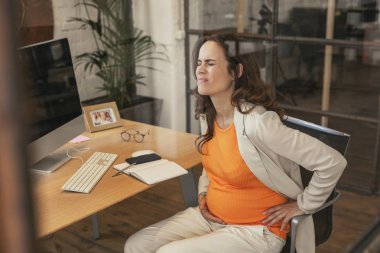 Güzel hamile CEO'su bakan karın ağrısı