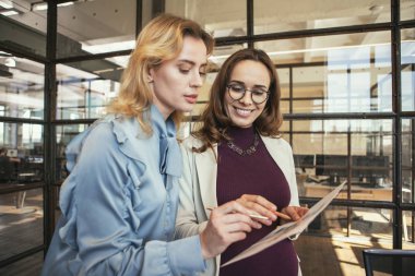 Sunu planlama pozitif kadın arkadaşları