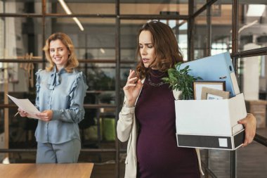 Office çıkış yapan dalgın hamile Ceo