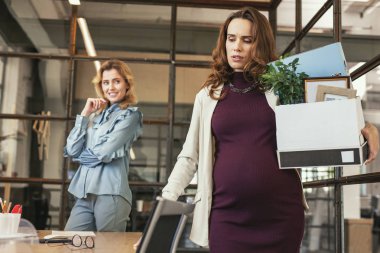 Neşeli meslektaşım hamile patron gönderme