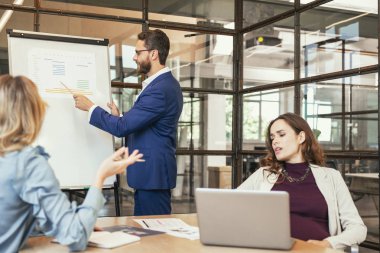 Başarılı üç meslektaşları toplantı yapma