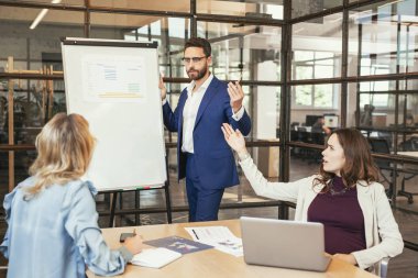 Kendine güvenen üç meslektaşları tartışma