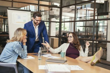 İyimser üç meslektaşları molası