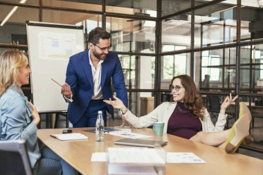 Neşeli üç meslektaşları fikirler öneriyor