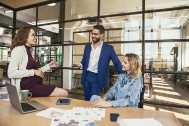 Büyüleyici üç meslektaşları şaka