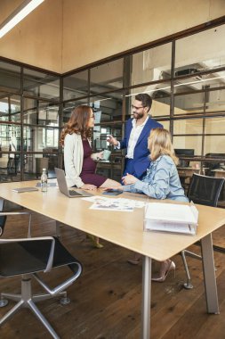 Dedikodu üç meslektaşları çekici