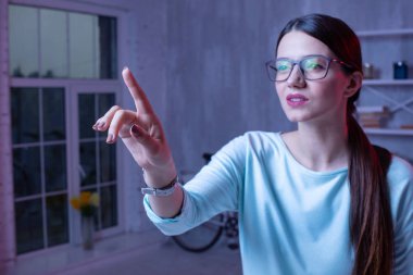 Teknoloji iş için. Gözlük takan ve parmak ile işaret akıllı kadın serbest meslek