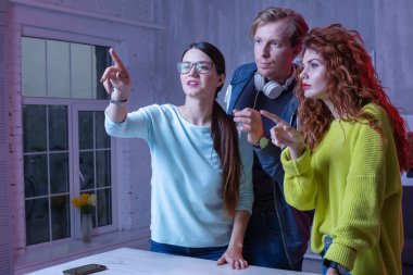 Genç üç meslektaşları problem çözme