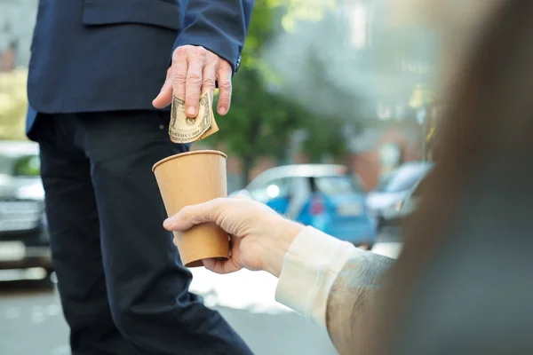 Vit krage jobb arbetare stödja gatumusikant — Stockfoto