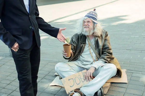 Homem sem-teto sorrindo sentindo-se grato por ajuda — Fotografia de Stock