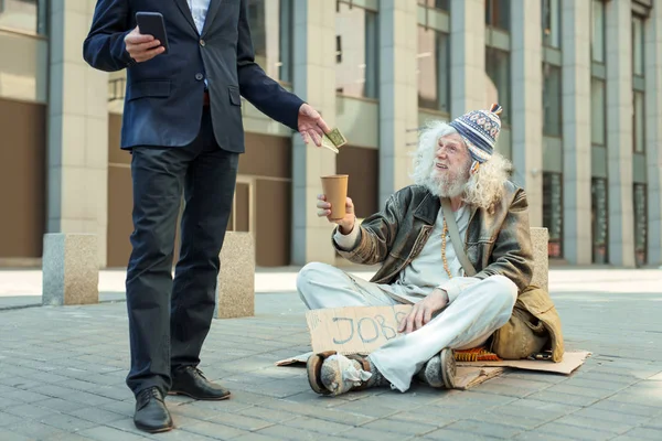 Bezdomovec usmívající se přitom pocit Nápověda a odborná pomoc — Stock fotografie