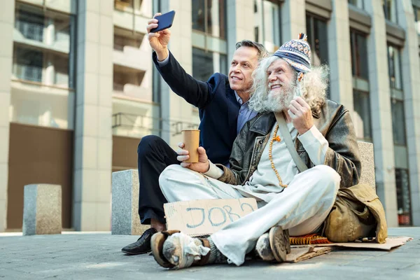 Influenciar o empresário a pedir ajuda aos sem-abrigo — Fotografia de Stock