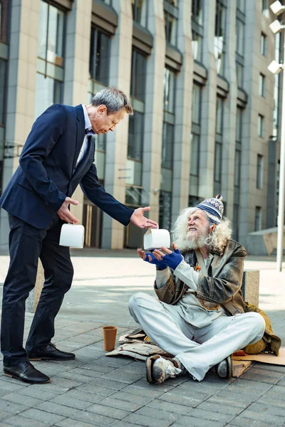 Idosos hippy homem sentindo-se grato enquanto recebendo alguma comida — Fotografia de Stock