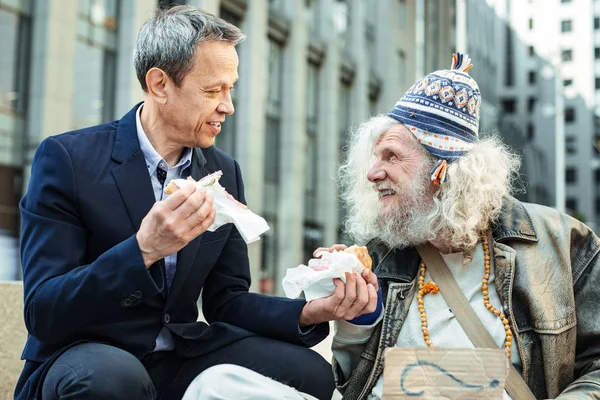 Onun burger evsiz birine vererek iki parçaya bölen işadamı